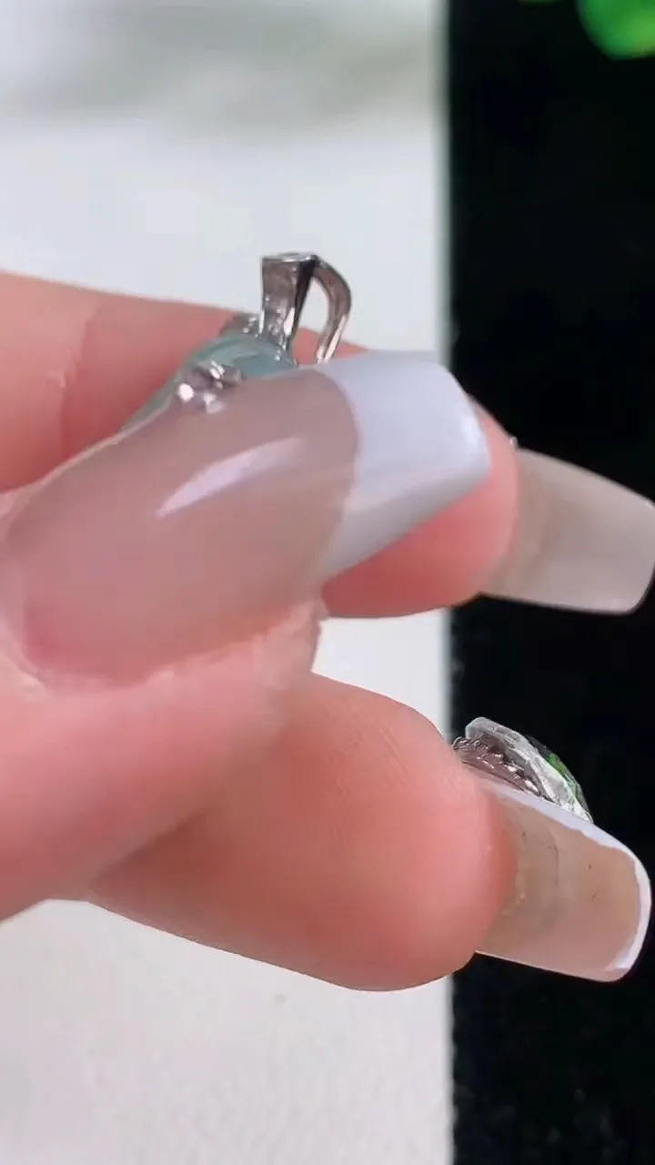 天然A货翡翠金枝玉叶  叶子吊坠，尺寸26-12.7-7，重量:3.97g
12月11日