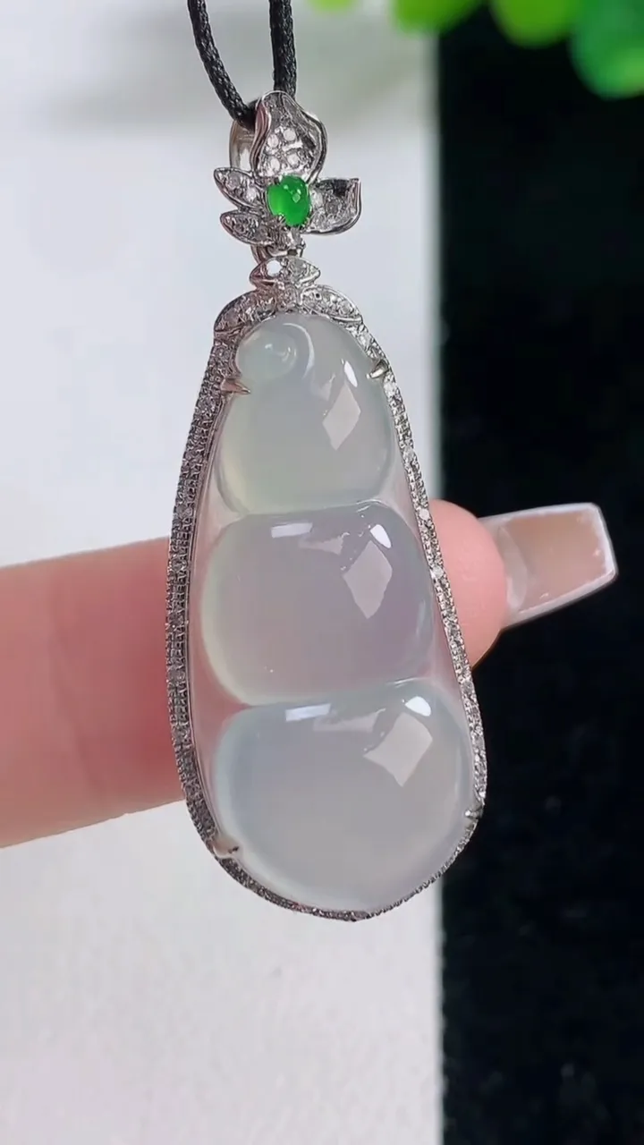 天然A货翡翠种白冰福豆吊坠，尺寸37.6-14-7.8，裸石28.5-12重量:3.98g
12月1