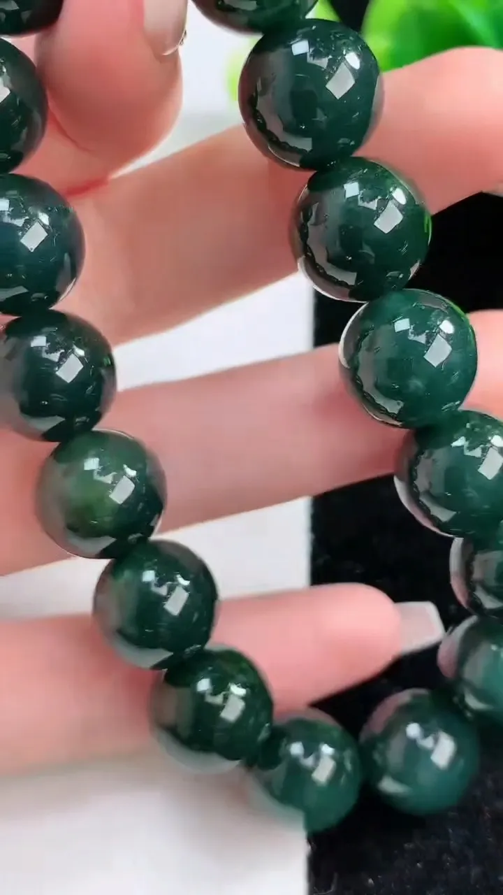 天然A货翡翠圆珠手串，尺寸12.3，重:56.66g12月11日
工厂直销收藏佳品,种好水足，色泽均匀，有种有色，上手高大气！