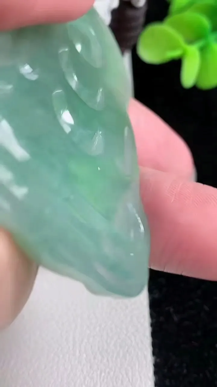 天然A货翡翠观音菩萨吊坠，尺寸67.8-41-5.2，重量:34.17g
12月12日