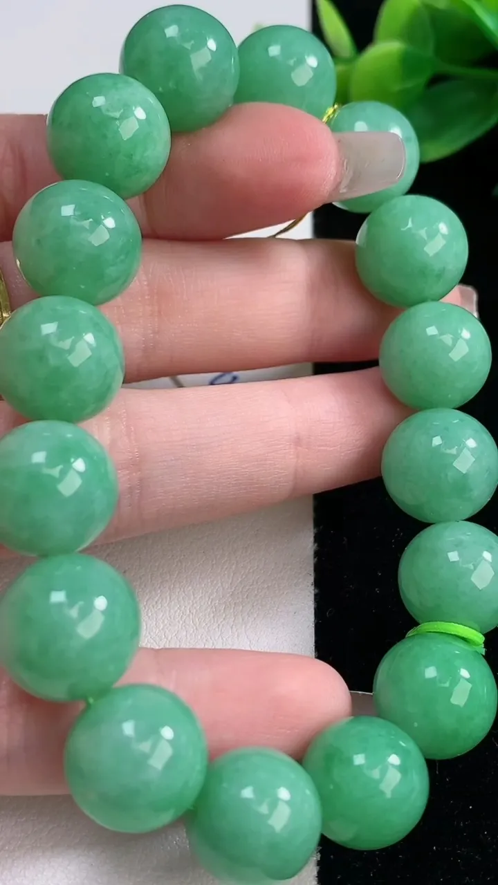天然A货翡翠圆珠手串，尺寸13-16颗，重量:61.08g12月12日
工厂直销收藏佳品,种好水足，