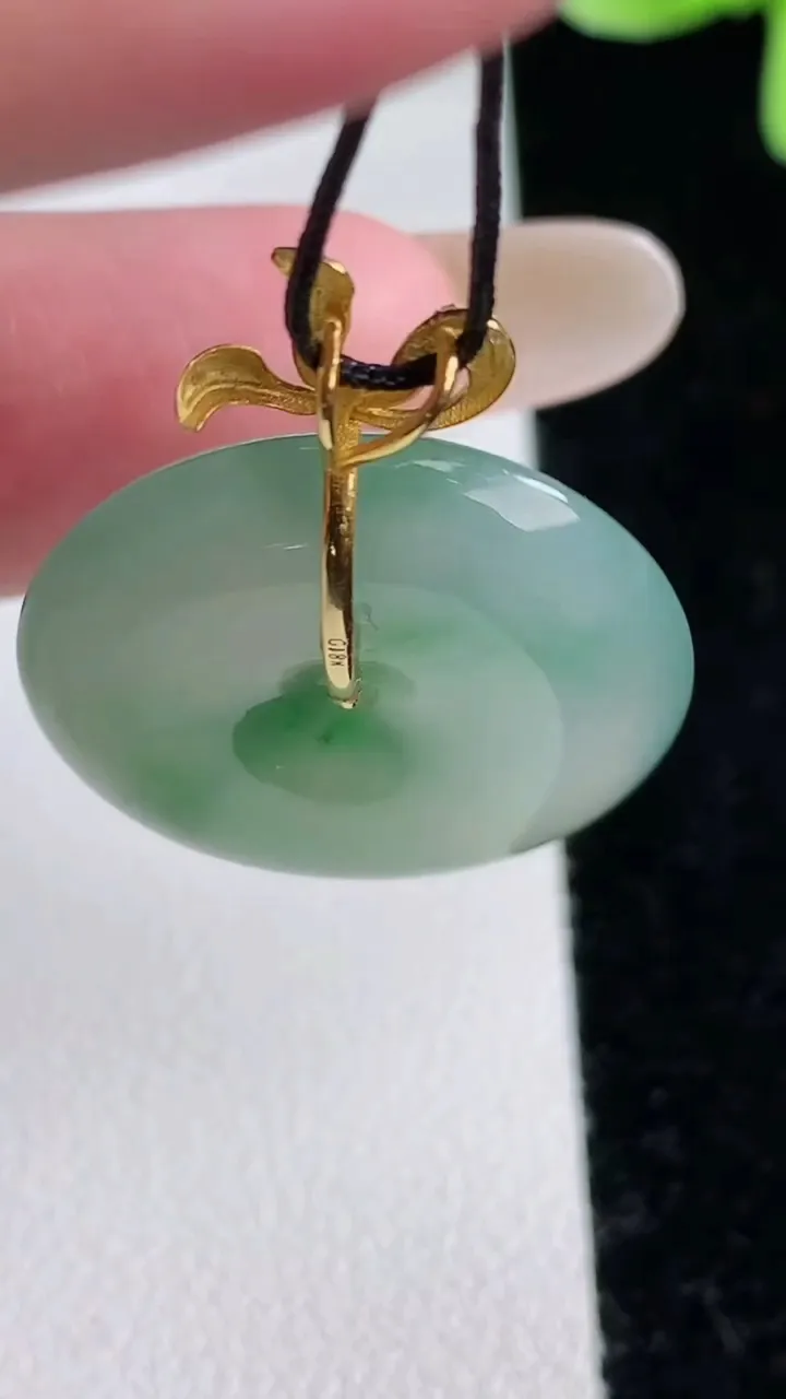 天然A货翡翠平安扣吊坠，尺寸23-5，重量:6.22g
12月12日