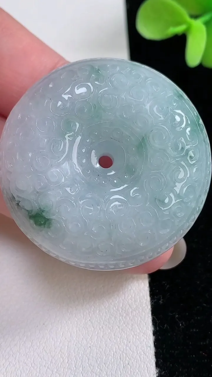 天然A货翡翠飘花雕花平安扣吊坠，尺寸39-11.6，重量:35.46g
12月12日