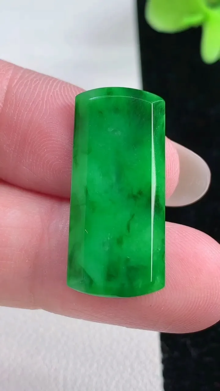 天然A货翡翠无事牌镶嵌件，尺寸27.8-12.3-1.7，重量:2.02g
12月12日