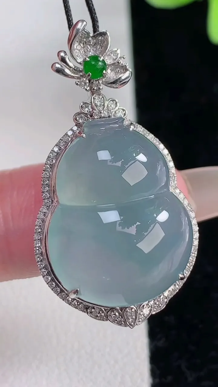 天然A货翡翠种紫罗兰葫芦吊坠，尺寸35.8-19.5-11.5，裸石21.6-16.4重量:6.77g
12月12日