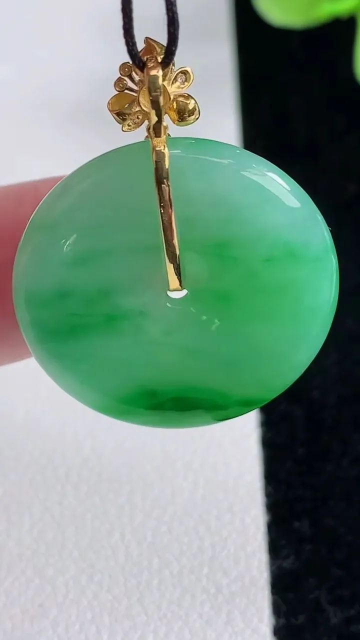 天然A货翡翠平安扣吊坠，尺寸24.1-3.4，重量:5.62g
12月12日