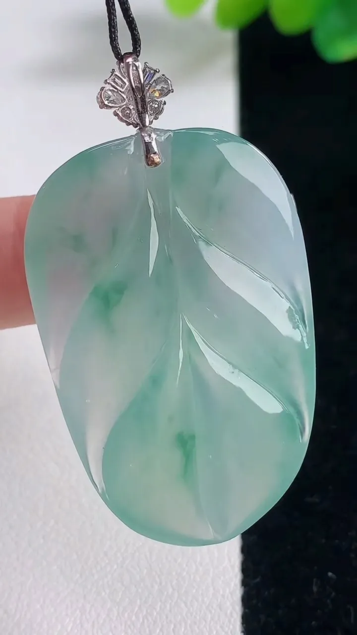 天然A货翡翠种飘花金枝玉叶 叶子吊坠，尺寸40.8-26.5-5.9，重量:12.55g
12月12日