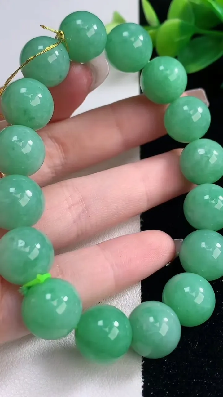 天然A货翡翠圆珠手串，尺寸13-16颗，重量:61.08g12月12日
工厂直销收藏佳品,种好水足，色泽均匀，有种有色，上手高大气！