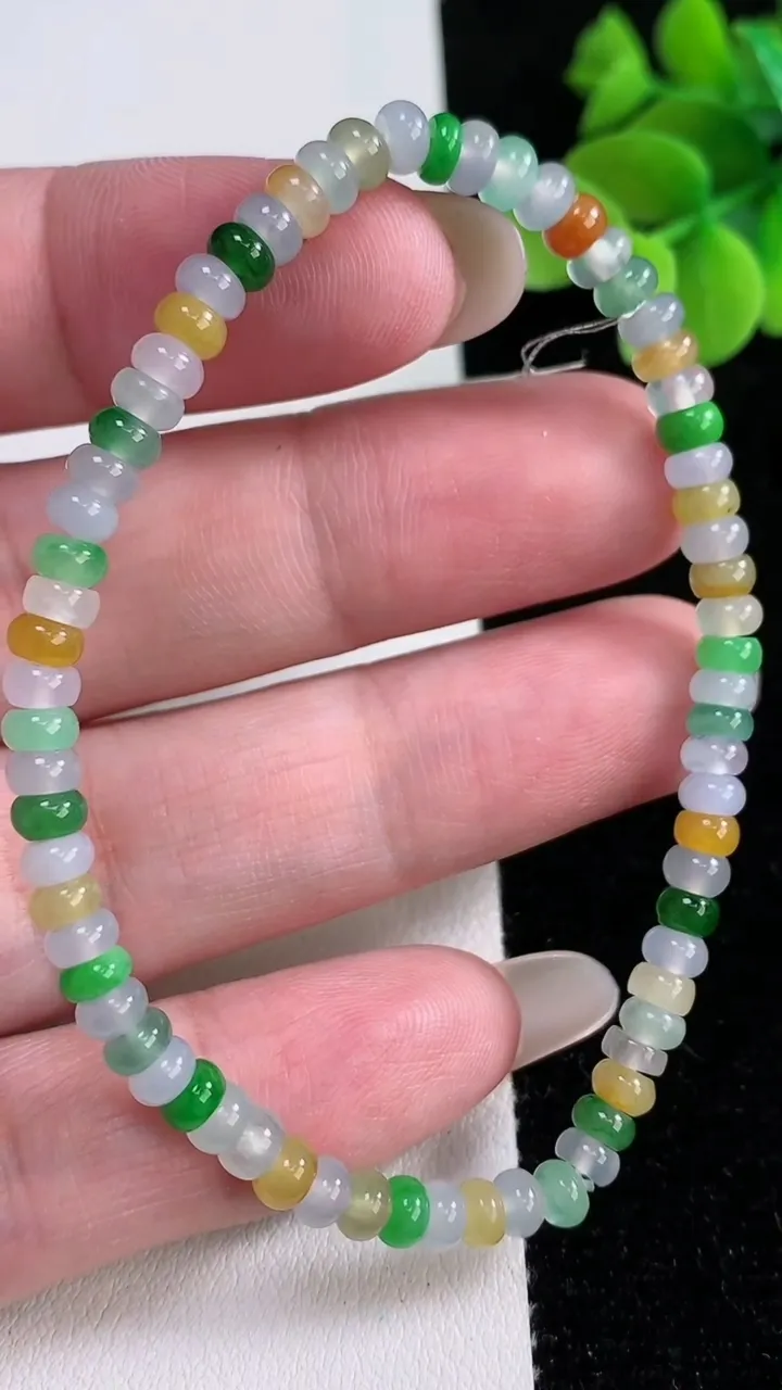天然A货翡翠四彩算盘珠手串，尺寸4-2.2-69颗，重量:7.32g12月12日
工厂直销收藏佳品,