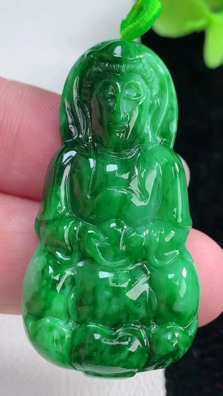 天然A货翡翠观音菩萨吊坠，尺寸46.2-24.2-5.5，重量:12.18g
12月12日