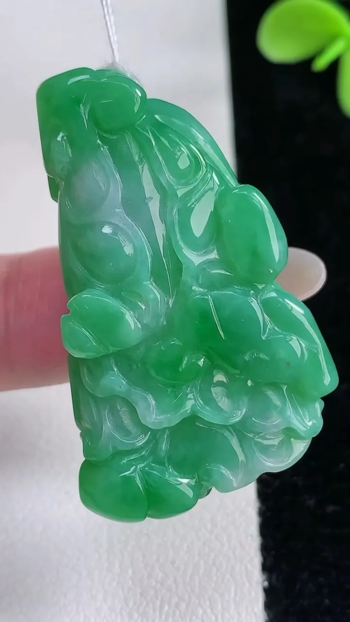 天然A货翡翠白菜吊坠，尺寸41.2-26.2-7.8，重量:17.51g
12月12日