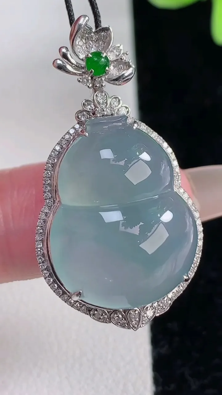 天然A货翡翠种紫罗兰葫芦吊坠，尺寸35.8-19.5-11.5，裸石21.6-16.4重量:6.77