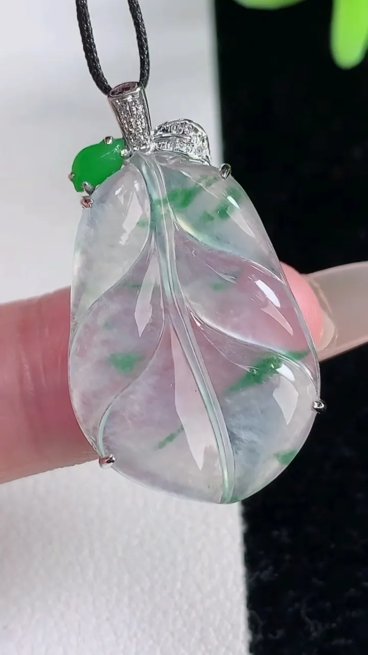 天然A货翡翠种飘花金枝玉叶 叶子吊坠，尺寸32.6-26.8-18.6-5.2，重量:3.98g
1