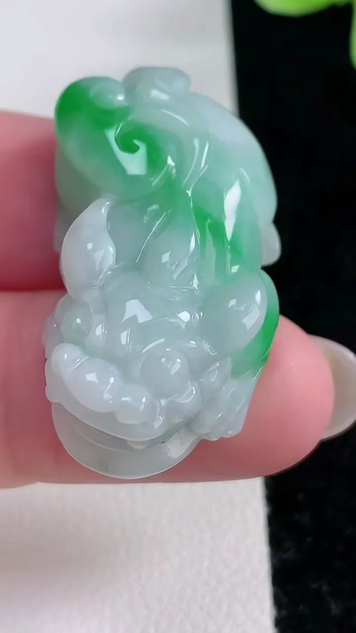 天然A货翡翠貔貅吊坠，尺寸34.3-19.2-12.8，重量:16.93g
12月12日