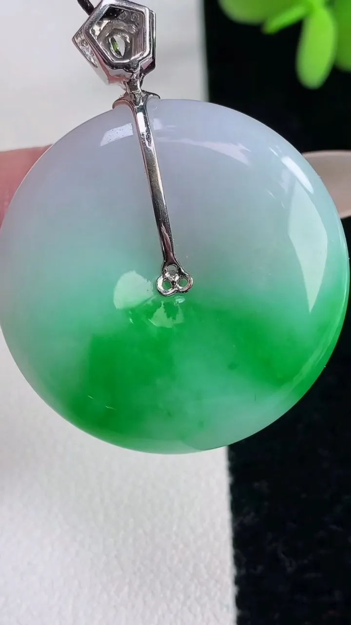 天然A货翡翠平安扣吊坠，尺寸30.3-5.7，重量:12.58g
12月12日