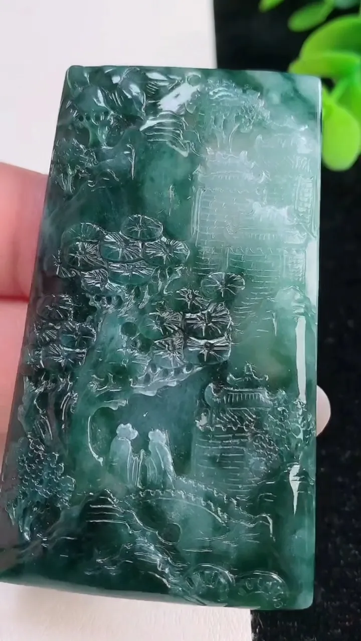 天然A货翡翠牌吊坠，尺寸64-38.6-5.2，重量:36.82g
12月12日