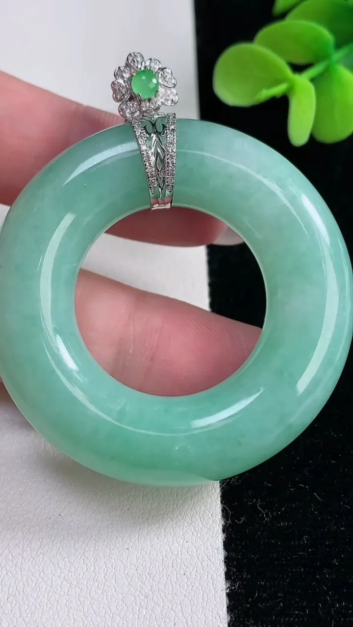 天然A货翡翠平安环吊坠，尺寸48.7-11，重量:43.28g
12月12日