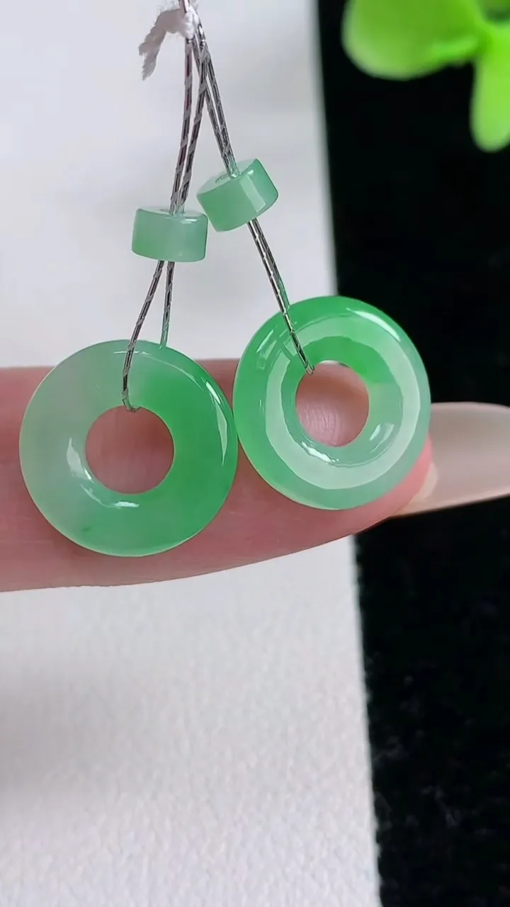 天然A货翡翠平安环吊坠一对，尺寸13-2.2，重量:2.07g
12月12日