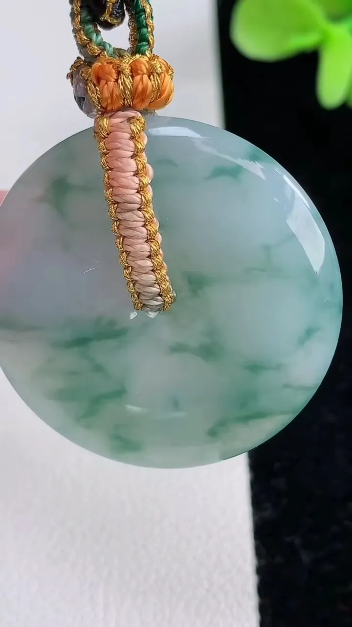 天然A货翡翠冰种飘花平安扣吊坠，尺寸32.1-5.3，重量:17.22g
12月12日