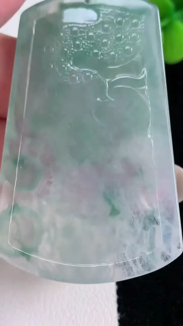 天然A货翡翠种飘花龙牌吊坠，尺寸58.2-36.7-6.3，重量:28.63g
12月12日