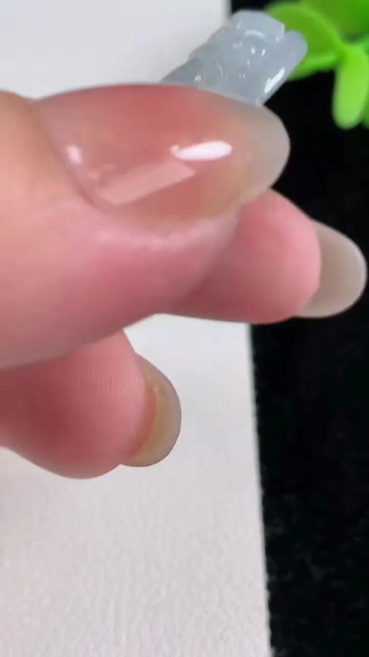 天然A货翡翠观音菩萨吊坠，尺寸55-33.3-6，重量:19.83g
12月12日