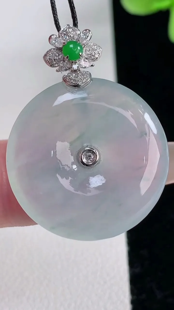 天然A货翡翠种飘花平安扣吊坠，尺寸25-4.5，重量:6.73g
12月12日