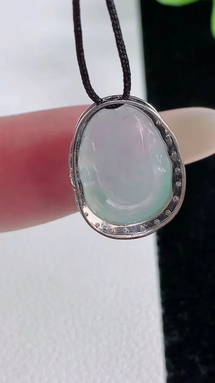 天然A货翡翠貔貅吊坠，尺寸16.5-12.7-7.5，裸石14.2-10.6-3.8重量:2.58g
12月12日