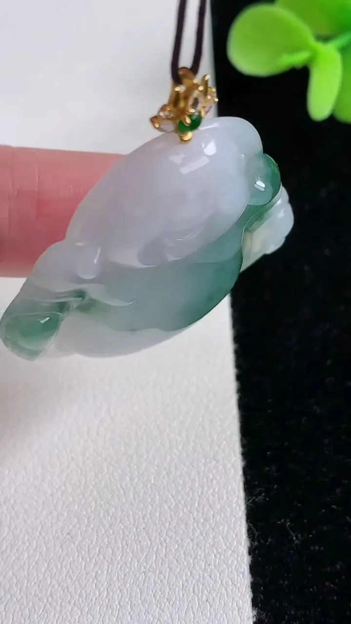 天然A货翡翠种飘花佛公吊坠，尺寸34.5-37-5.4，重量:11.61g
12月12日