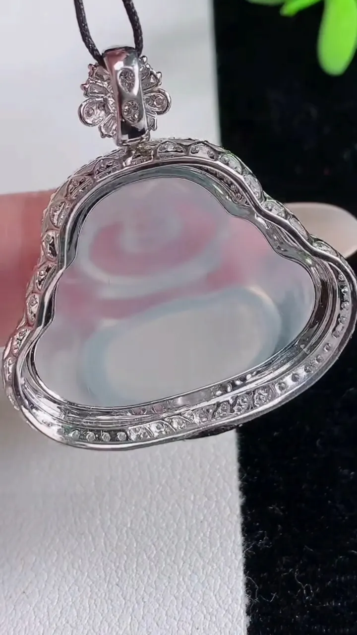 天然A货翡翠种白冰佛公吊坠，尺寸34.5-32-9.7，裸石22.2-29重量:8.27g
12月12日