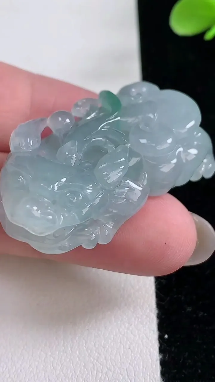 天然A货翡翠貔貅吊坠，尺寸41-21.8-11.6，重量:22.98g
12月12日