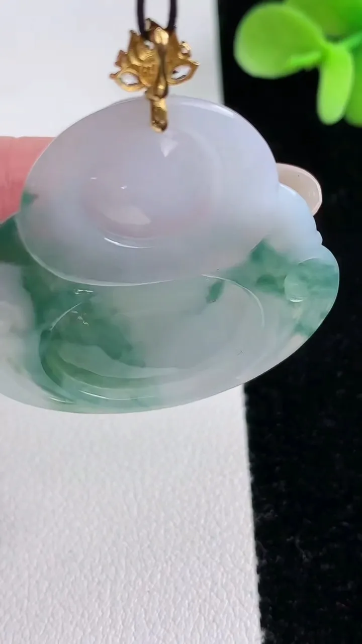 天然A货翡翠种飘花佛公吊坠，尺寸34.5-37-5.4，重量:11.61g
12月12日