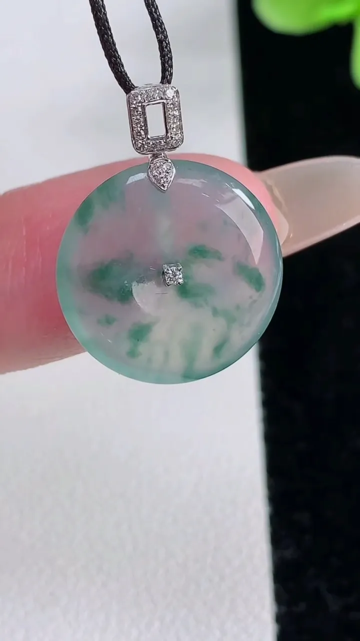 天然A货翡翠种飘花平安扣吊坠，尺寸16.8-3.2，重量:2.32g
12月12日