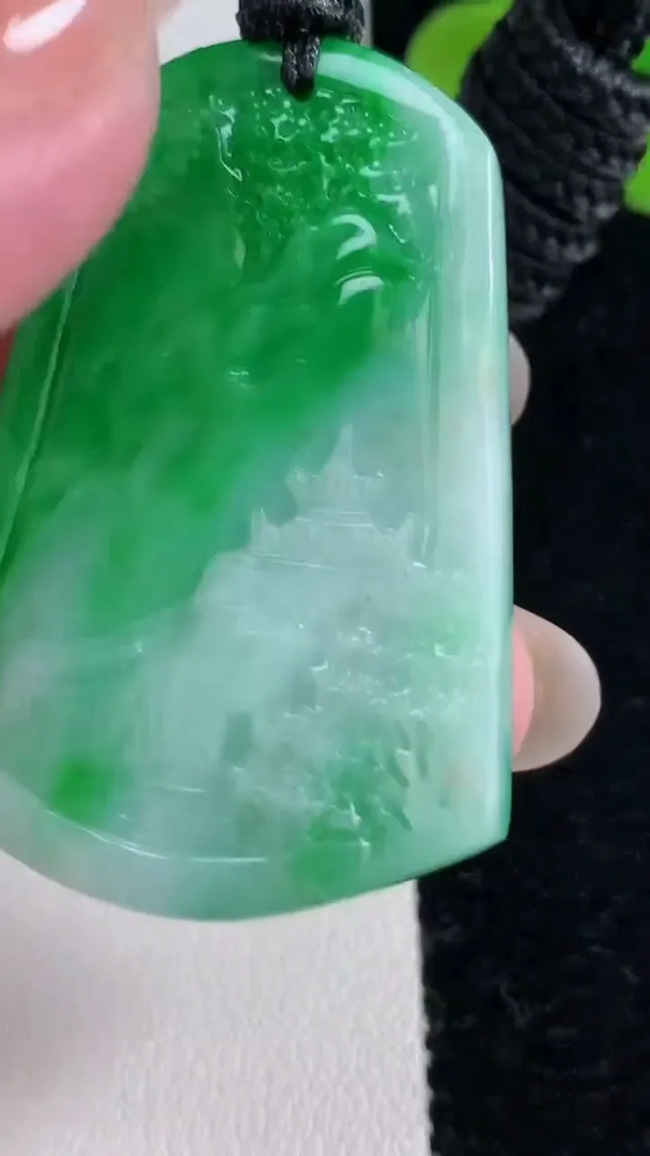 天然A货翡翠山水牌吊坠，尺寸44.6-30.4-6.4，重量:20.67g
12月12日