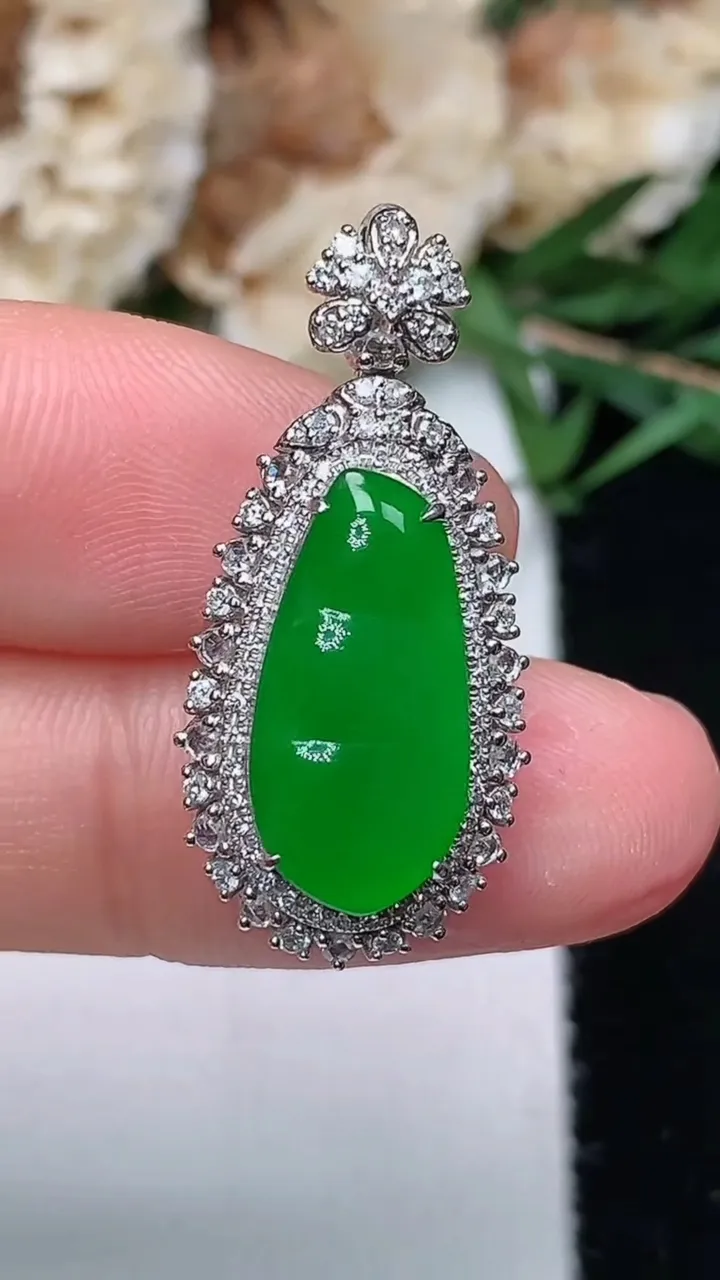 天然A货翡翠福豆吊坠，尺寸28.7-13.4-9.3，裸石16-8，重量:3.53g
12月12日