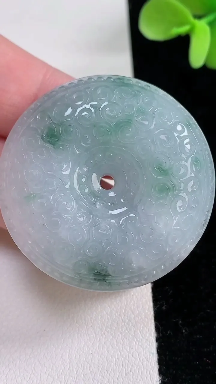 天然A货翡翠飘花雕花平安扣吊坠，尺寸39-11.6，重量:35.46g
12月12日