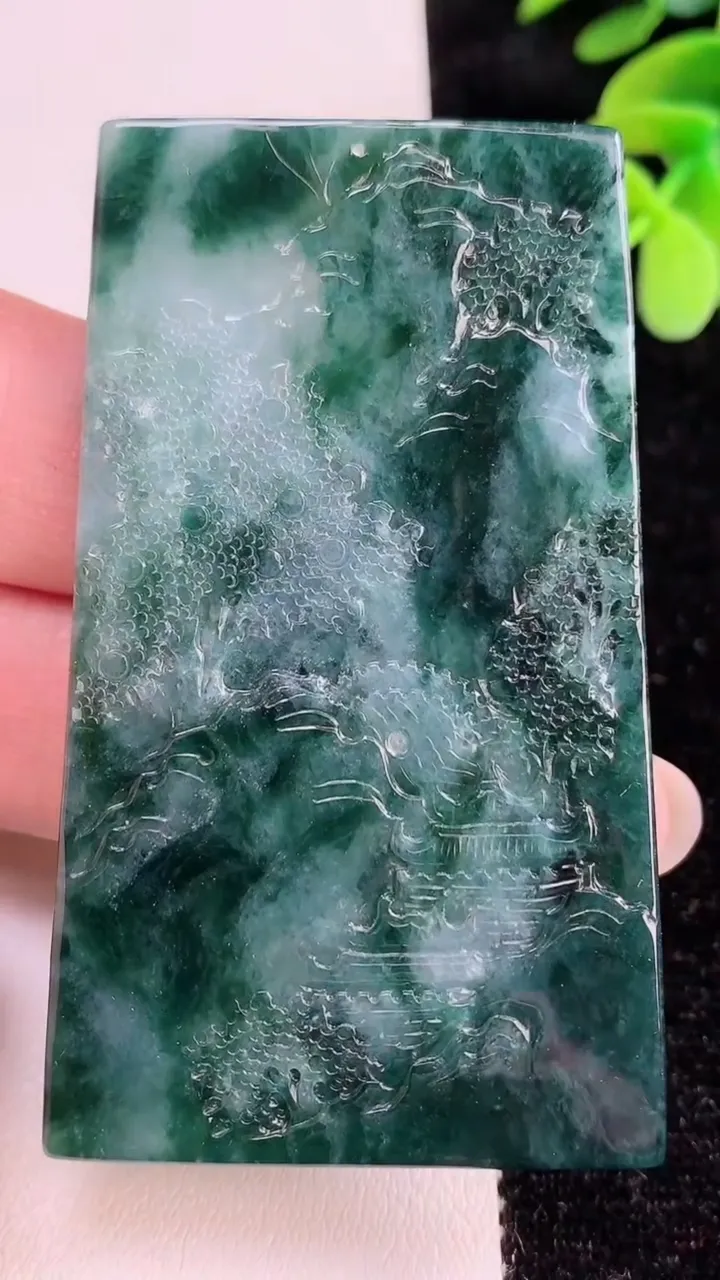 天然A货翡翠牌吊坠，尺寸64-38.6-5.2，重量:36.82g
12月12日