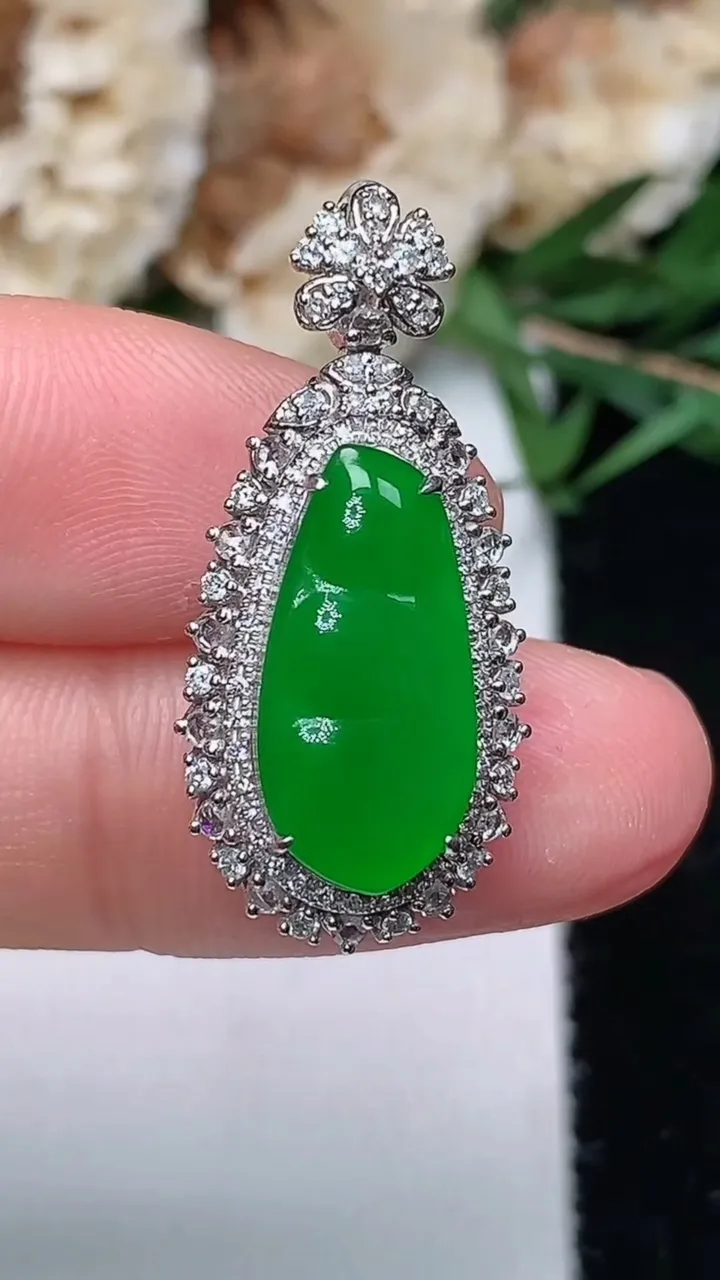 天然A货翡翠福豆吊坠，尺寸28.7-13.4-9.3，裸石16-8，重量:3.53g
12月12日