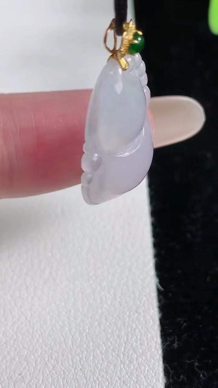 天然A货翡翠种白冰葫芦吊坠，尺寸24.5-16.2-5，重量:3.18g
12月12日