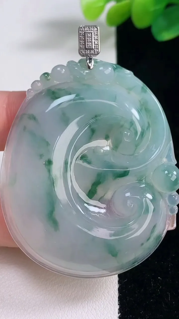 天然A货翡翠种飘花如意吊坠，尺寸53.4-44-5.7，重量:24.90g
12月12日