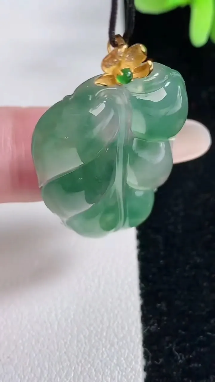 天然A货翡翠种飘花金枝玉叶 叶子吊坠，尺寸37.6-23.6-5.7，重量:9.31g
12月12日