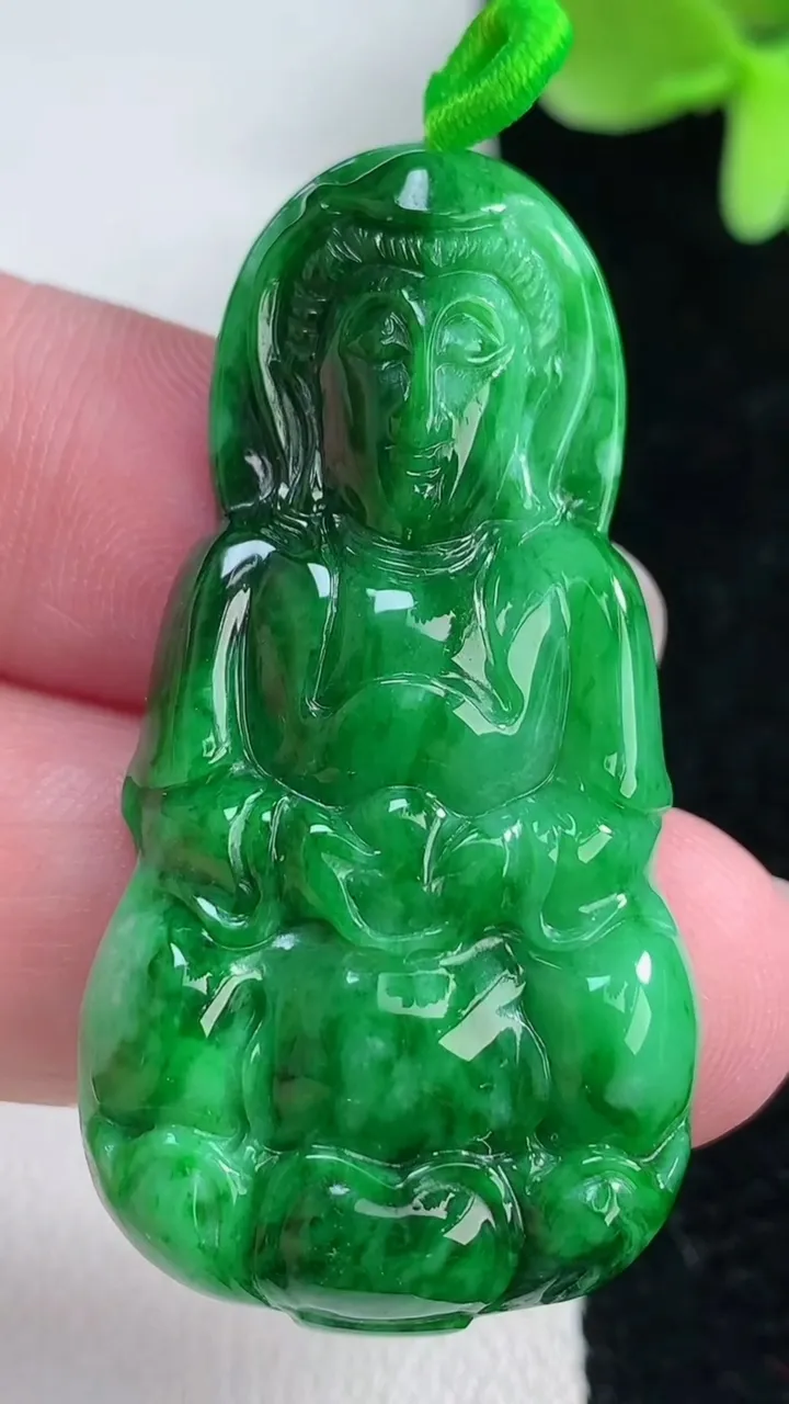 天然A货翡翠观音菩萨吊坠，尺寸46.2-24.2-5.5，重量:12.18g
12月12日