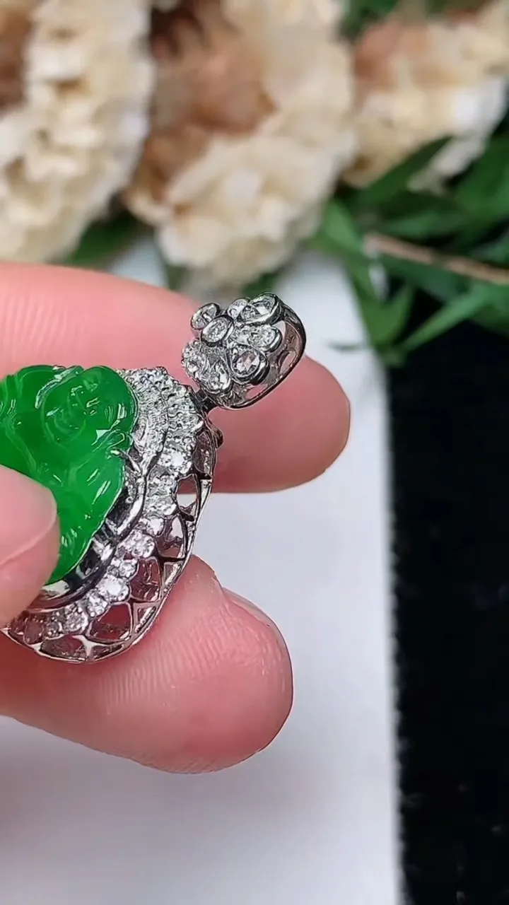 天然A货翡翠佛公吊坠，尺寸25-20.6-9，裸石11.6-17.5，重量:4.02g
12月12日