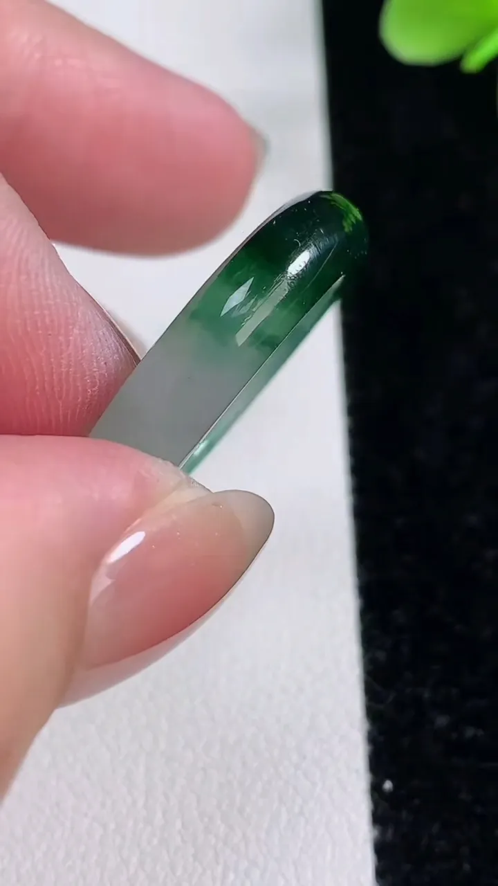 天然A货翡翠冰种飘花指环戒指，尺寸19.6-5.3-3.7，重量:4.66g2025年12月12日
工厂直销收藏佳品,种好水足，色泽均匀，有种有色，上手高大气！
