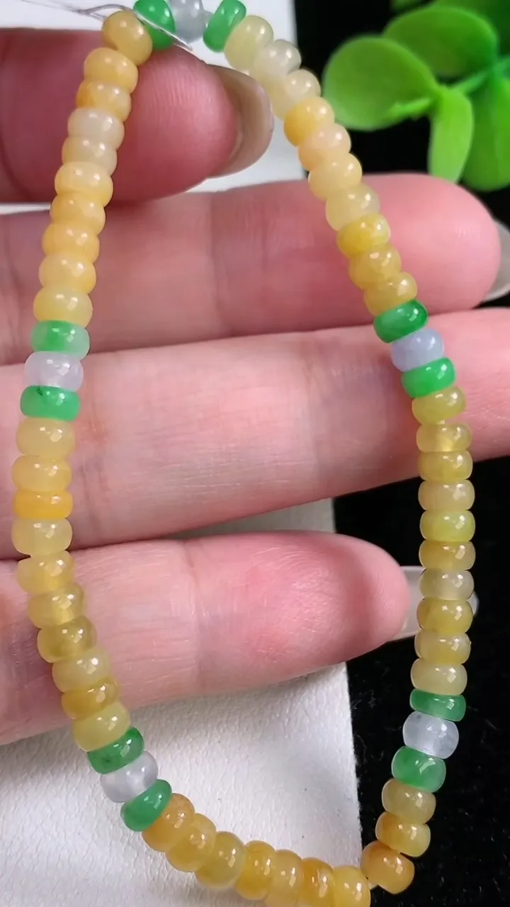 天然A货翡翠三彩算盘珠手串，尺寸4.5-2.7-65颗，重量:8.92g12月12日
工厂直销收藏佳品,种好水足，色泽均匀，有种有色，上手高大气！