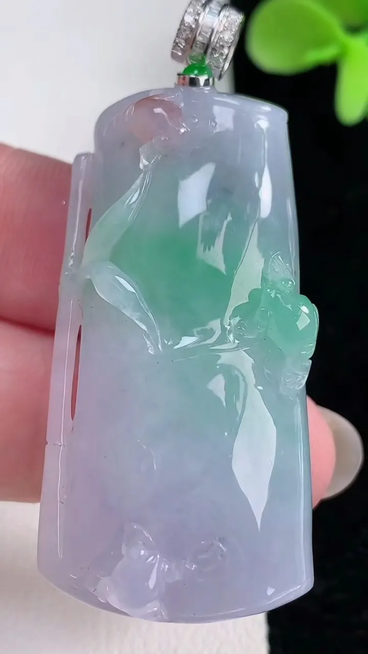 天然A货翡翠18K金春带彩紫罗兰节节高升 竹节吊坠，尺寸46.3-23.2-11.3，重量:27.81g
12月12日