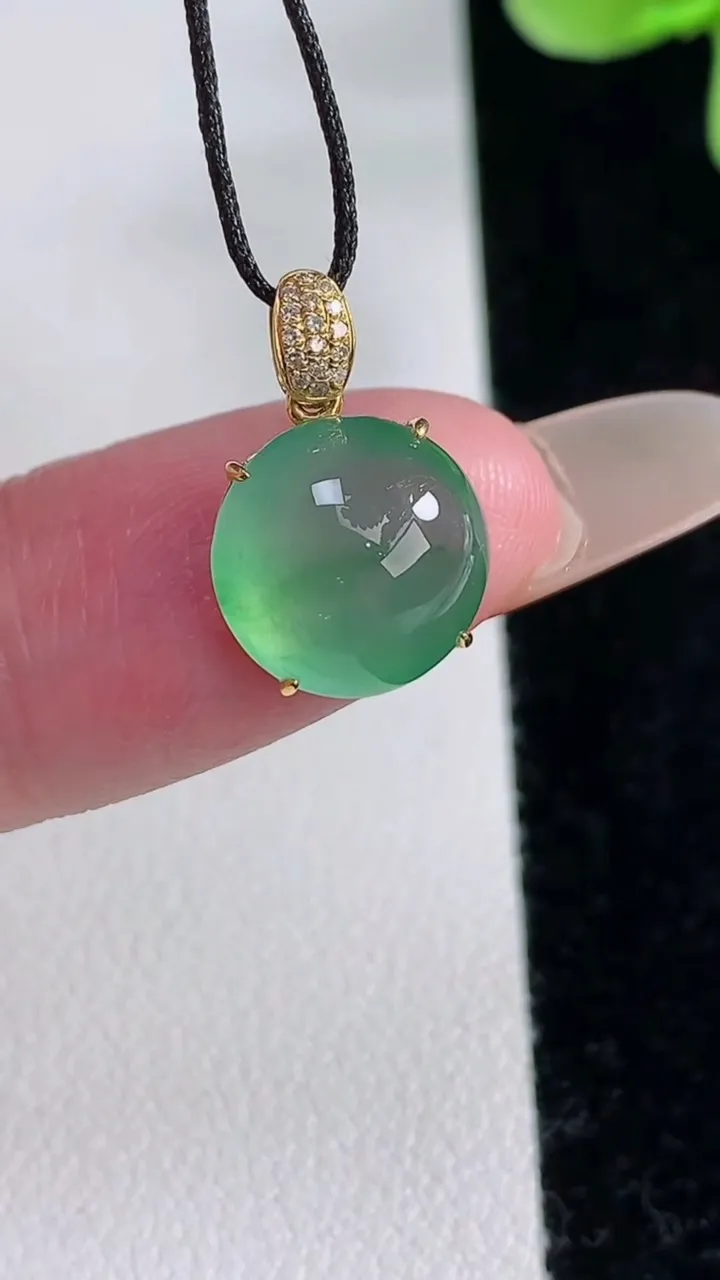 天然A货翡翠蛋面吊坠，尺寸10.7-6.2，重量:1.61g
12月12日