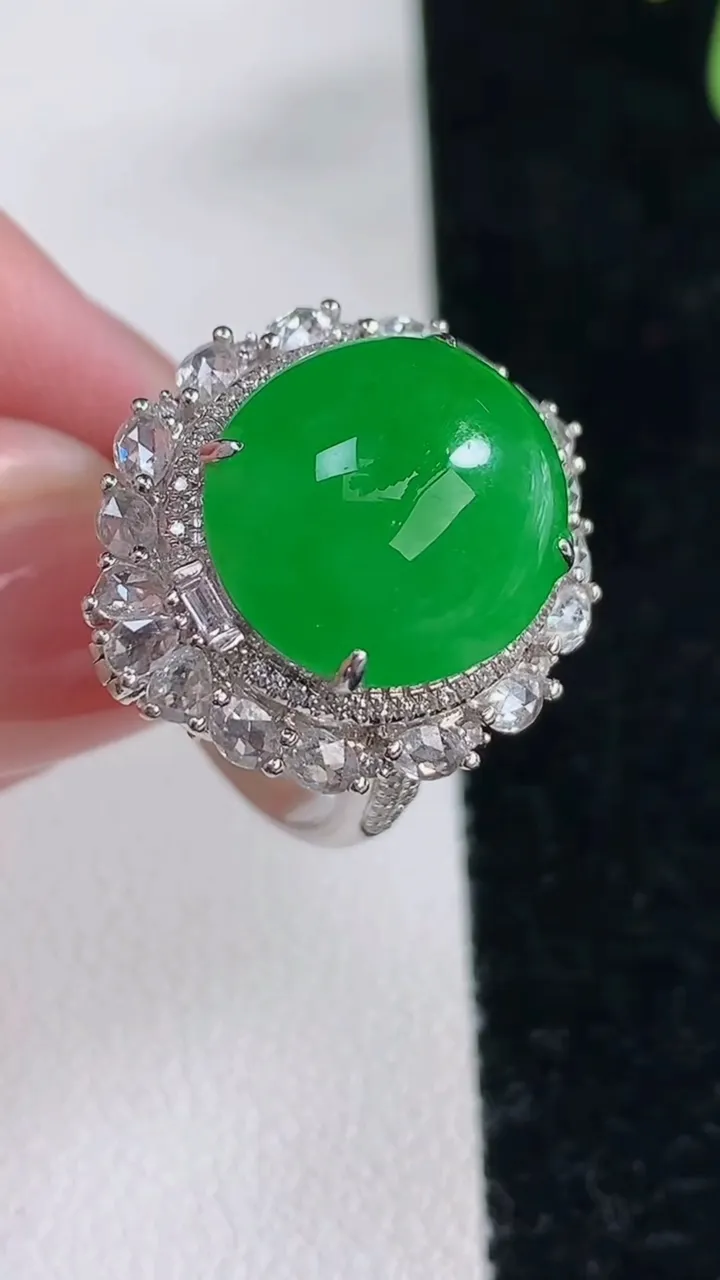 天然A货翡翠蛋面戒指，尺寸17.7-14-12.6-14，重量:9.39g2025年12月12日
工厂直销收藏佳品,种好水足，色泽均匀，有种有色，上手高大气！