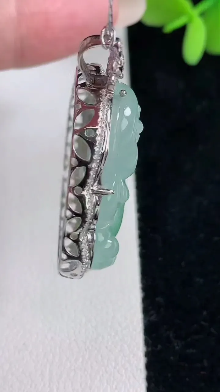 天然A货翡翠佛公吊坠，尺寸40-34.8-10.2，裸石28.2-32.2重量:10.18g
12月12日