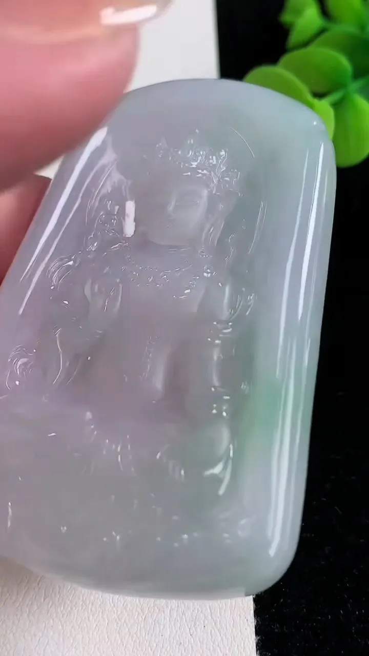 天然A货翡翠度母观音吊坠，尺寸69-48-6.6，重量:48.13g
12月12日