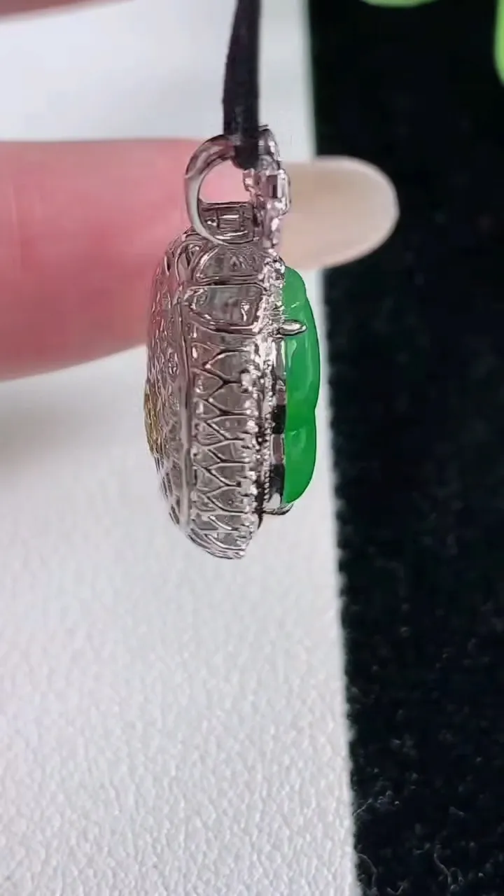天然A货翡翠葫芦吊坠，尺寸28.8-18.5-9，裸石14.6-12.8重量:4.86g
12月12日